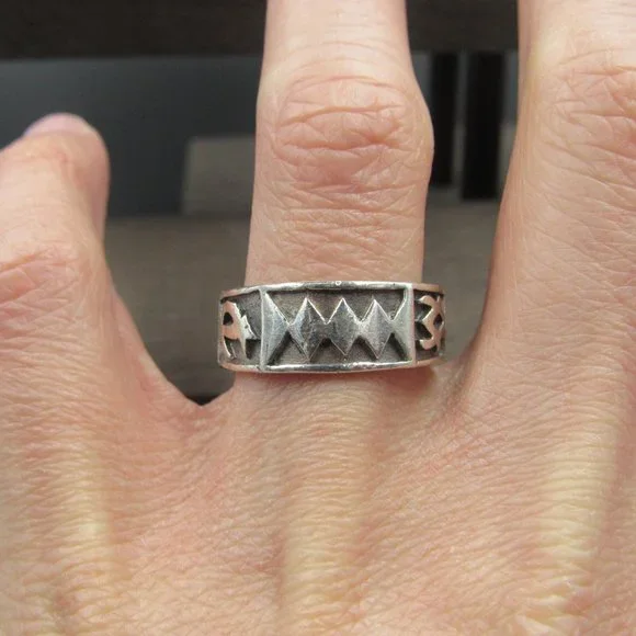 Size 8.25 Sterling Silver Worn Rustic Odd Shapes Band Ring Vintage - Picture 4 of 8